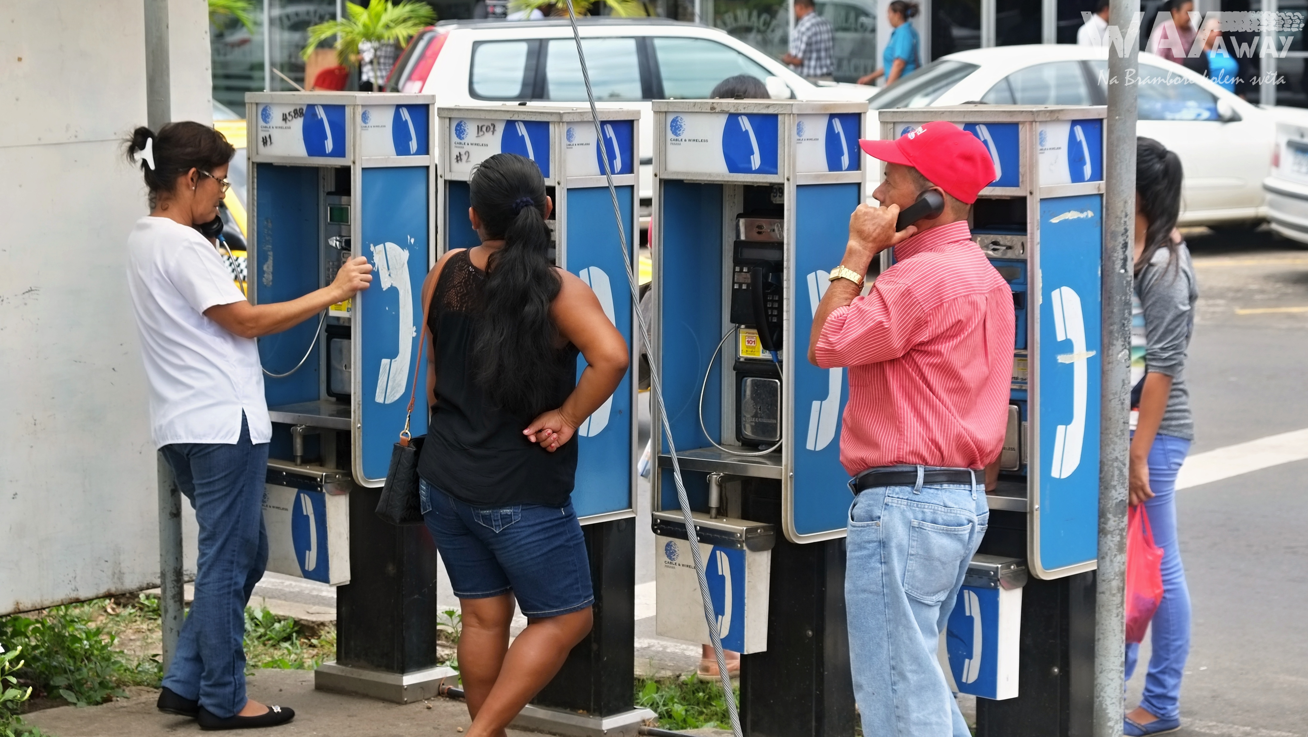 Telefonní budky na ulici v Ciudad de Panamá