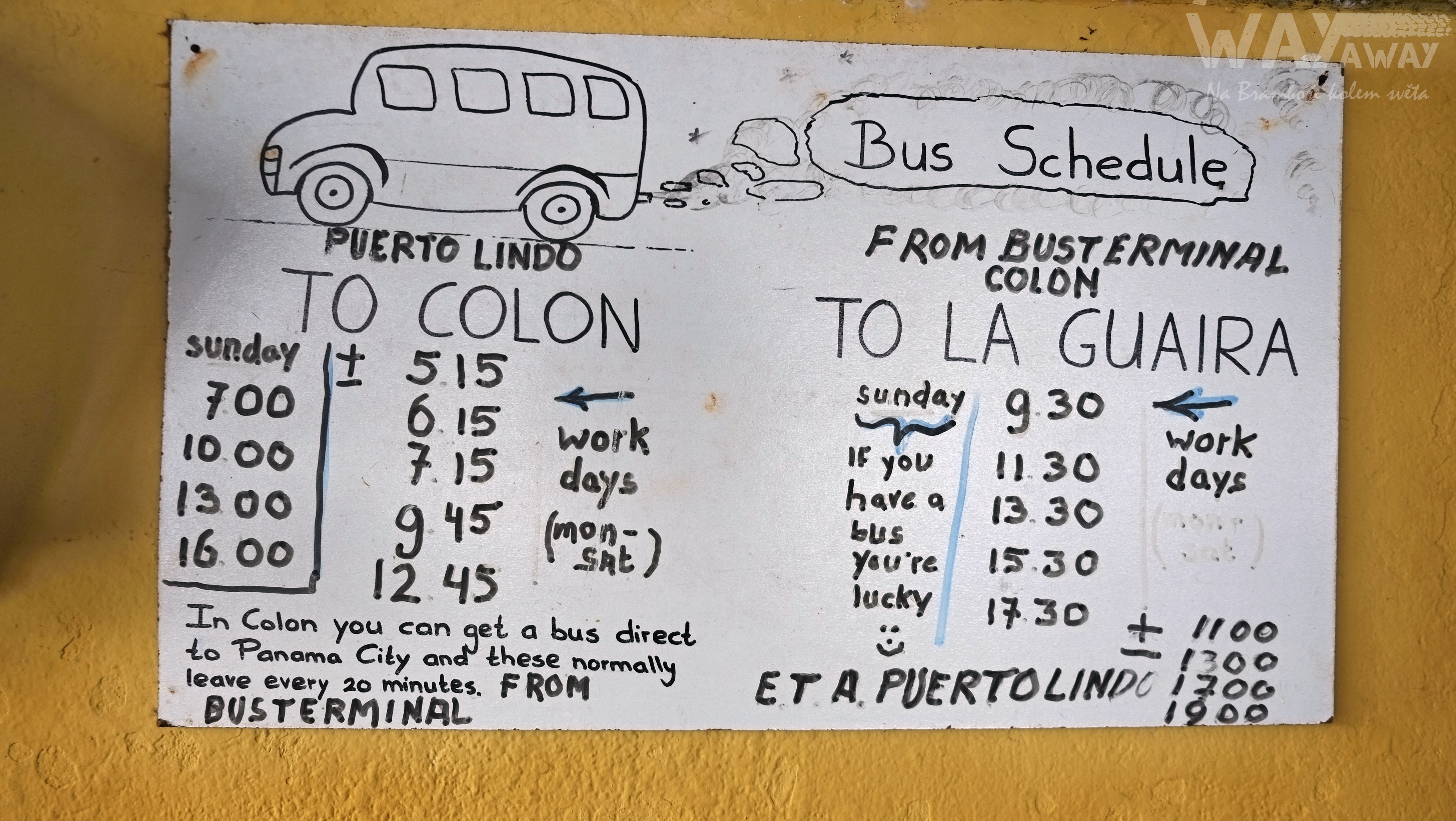 Informativní tabule s jízdním řádem autobusů. Pokud prý chytnete bus v neděli, máte štěstí.